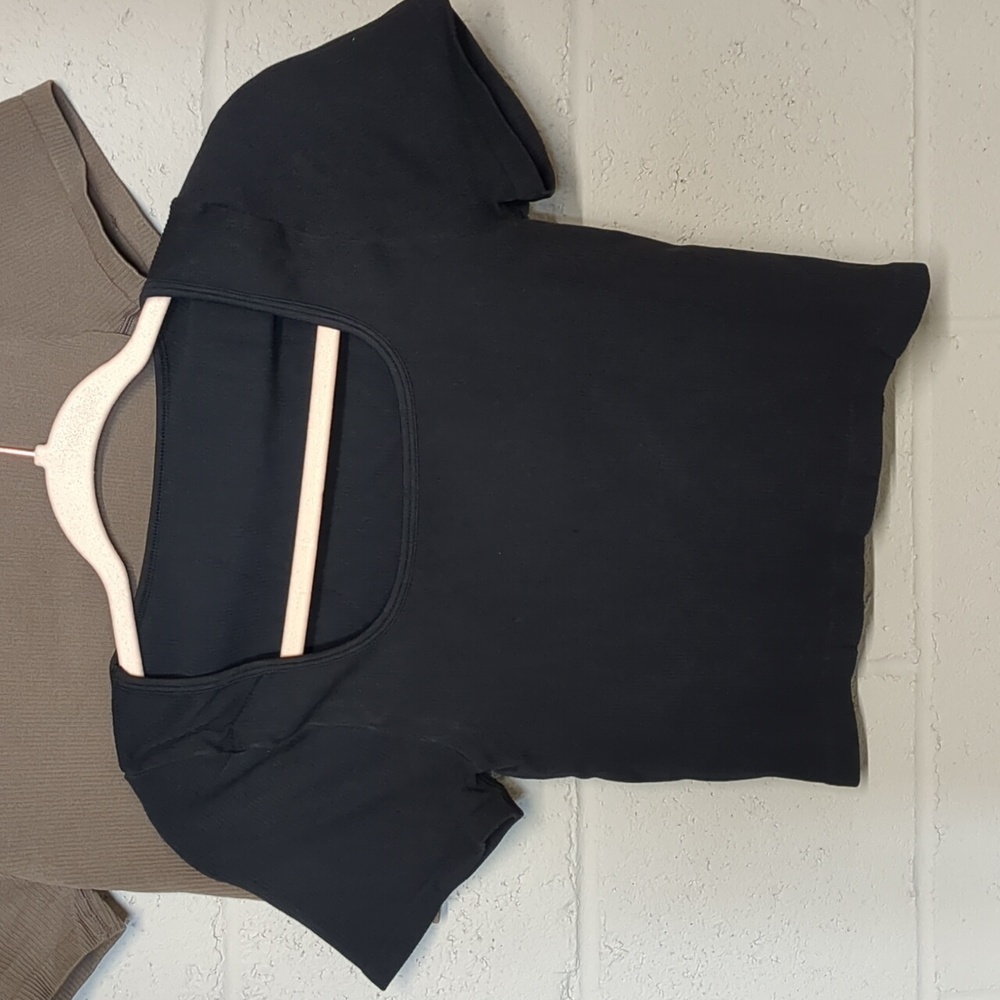 Women's Seamless Ribbed Spandex Scoop Neck Cropped Tee Bundle Size Large NWOT - Picture 3 of 6